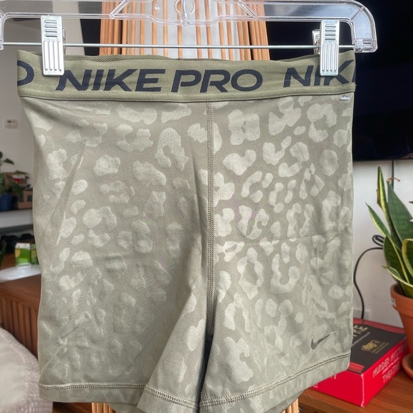 Nike High Waist Green Athletic Shorts - Picture 5 of 5